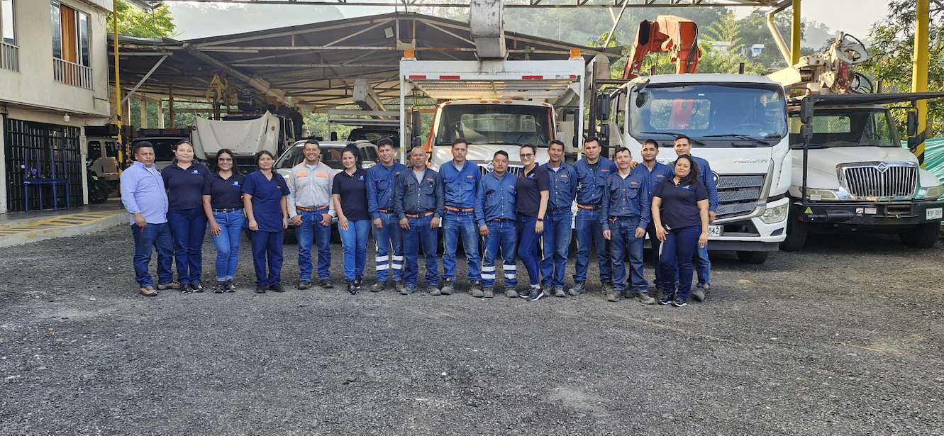 Equipo de HEZA S.A.S. en campo